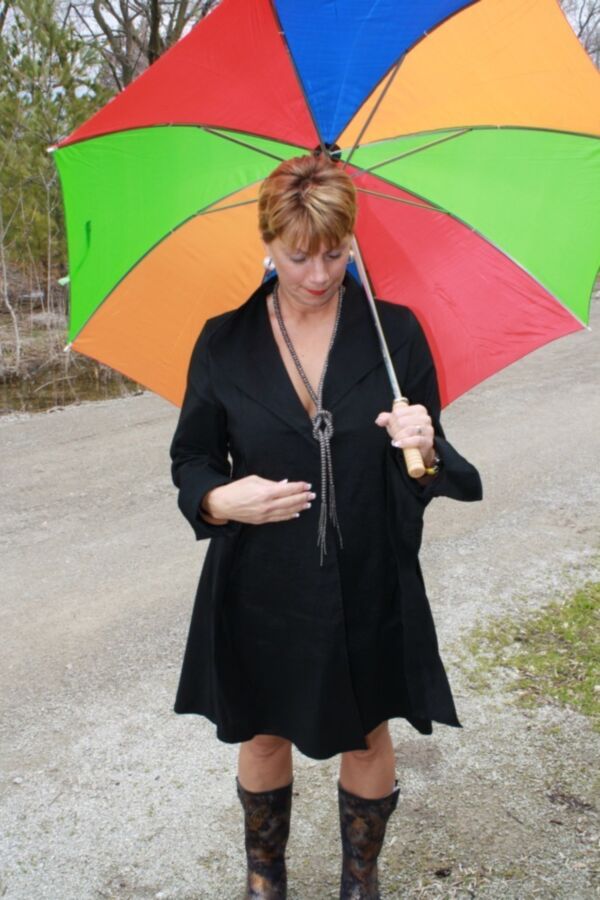Free porn pics of Shelby...Out and about in Green Bay naked with umbrella 4 of 47 pics