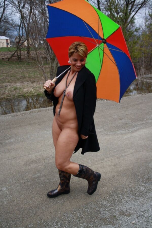 Free porn pics of Shelby...Out and about in Green Bay naked with umbrella 19 of 47 pics