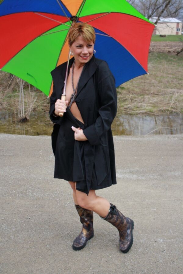 Free porn pics of Shelby...Out and about in Green Bay naked with umbrella 24 of 47 pics