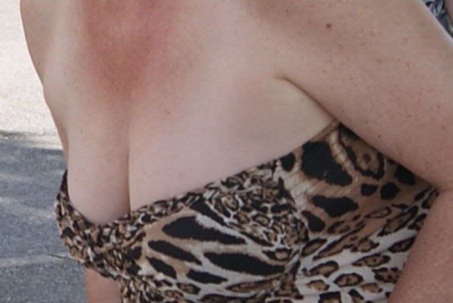 Free porn pics of Saggy cleavage braless 10 of 13 pics