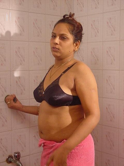 Free porn pics of Mallu Sindhu Aunty Bathing Series 1 of 54 pics