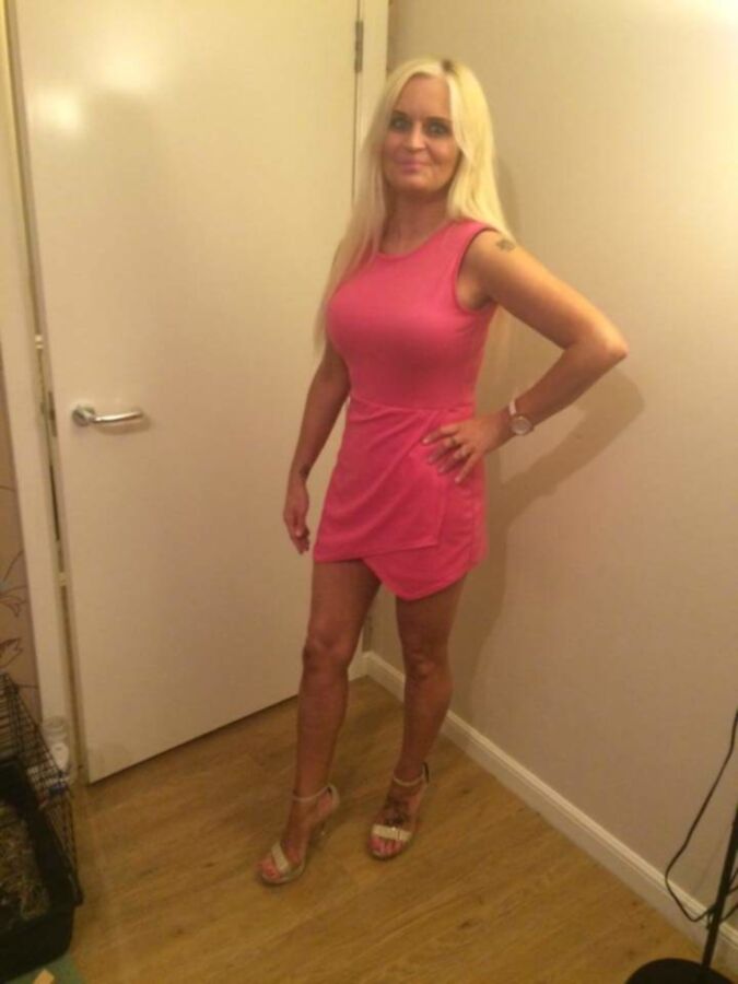 Free porn pics of Chav MILF KERI - Bimbo mom shows off SEXIEST OUTFITS! 7 of 70 pics