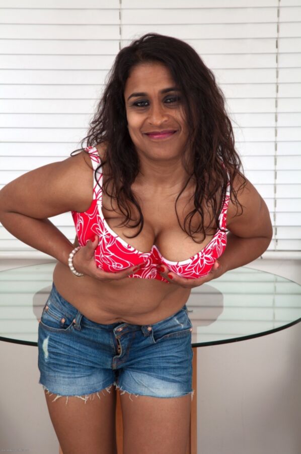 Free porn pics of Indian MILF Kashmir has a nice Bush 8 of 250 pics