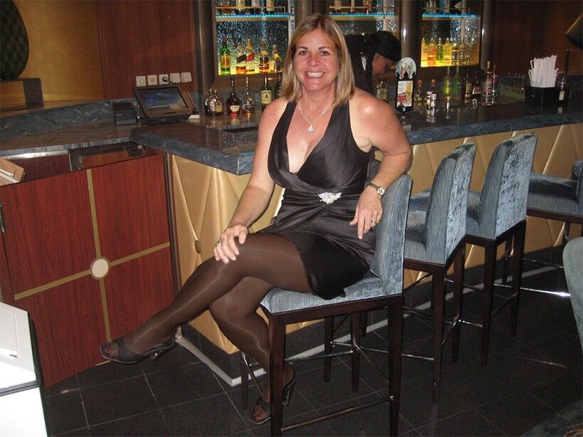 Free porn pics of Colleen waiting at bar in Tega Cay for her man 1 of 1 pics