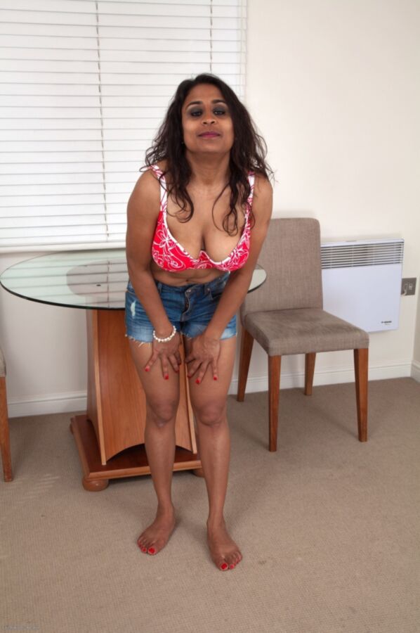 Free porn pics of Indian MILF Kashmir has a nice Bush 4 of 250 pics