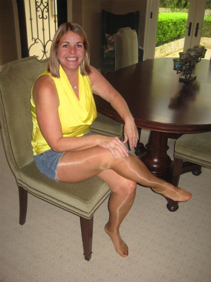 Free porn pics of Colleen in Short Jeans & Yellow Top 2 of 2 pics