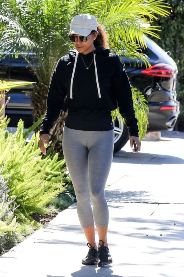Free porn pics of Halle Berry cameltoe 3 of 12 pics