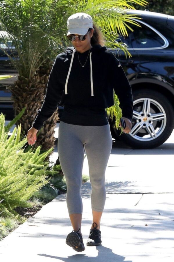 Free porn pics of Halle Berry cameltoe 2 of 12 pics