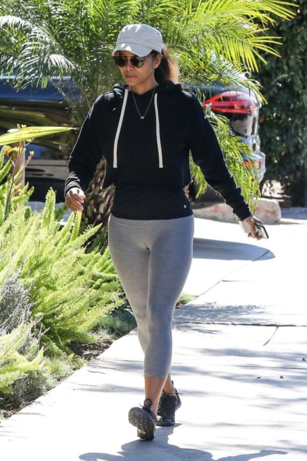 Free porn pics of Halle Berry cameltoe 8 of 12 pics