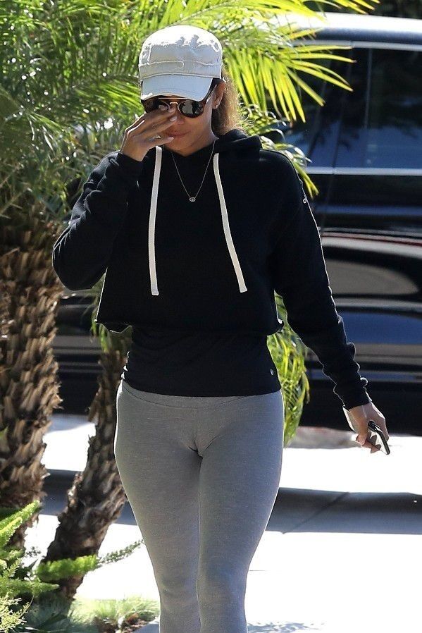 Free porn pics of Halle Berry cameltoe 7 of 12 pics
