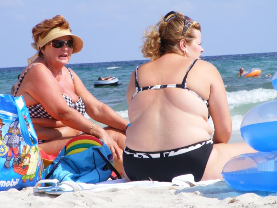 Free porn pics of Holiday beach candid grannies 21 of 37 pics