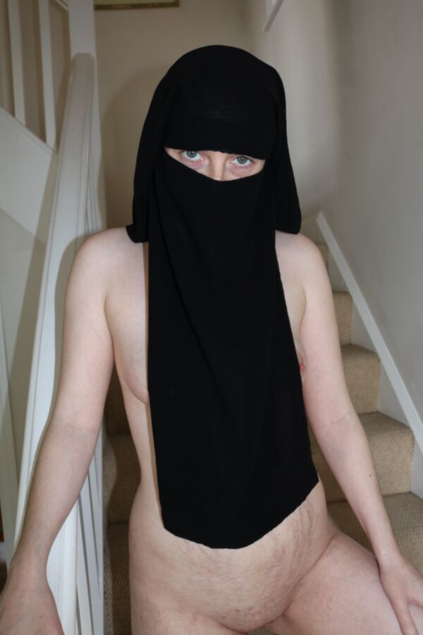 Free porn pics of Niqab Burka Girl nude on stairs 12 of 16 pics
