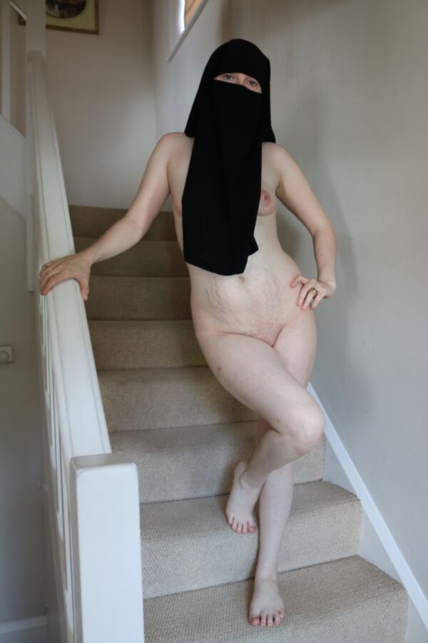 Free porn pics of Niqab Burka Girl nude on stairs 1 of 16 pics