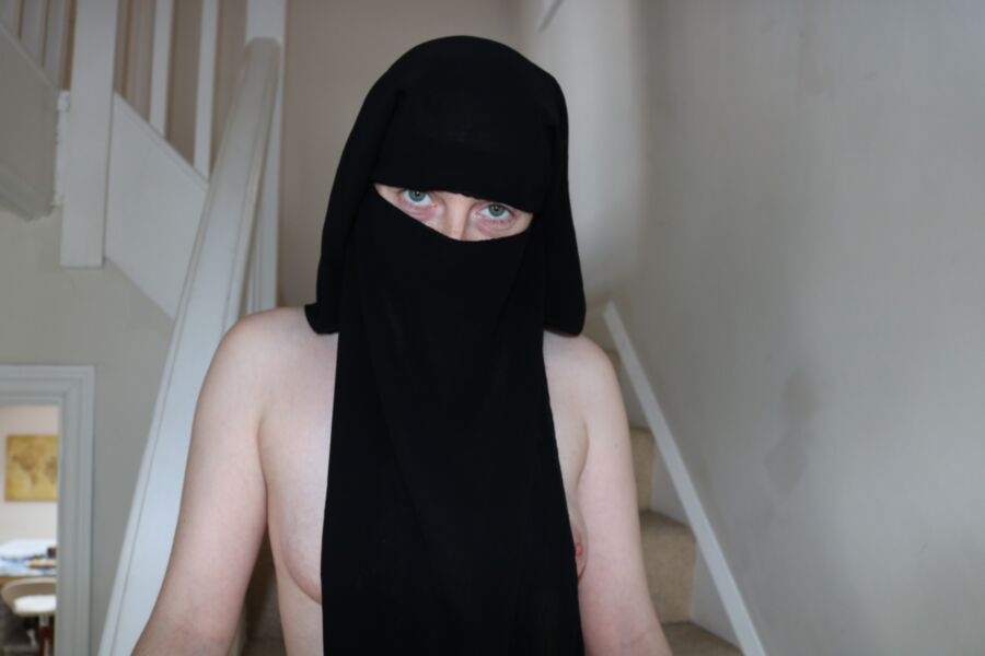 Free porn pics of Niqab Burka Girl nude on stairs 11 of 16 pics