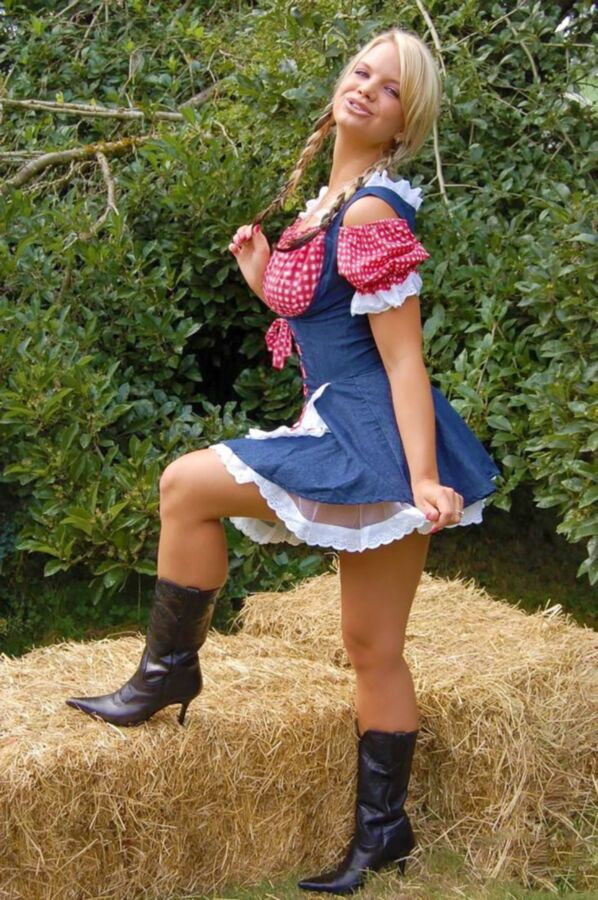 Free porn pics of Heidi beim Stroh machen im kurzen Arbeits-Dirndl 3 of 49 pics