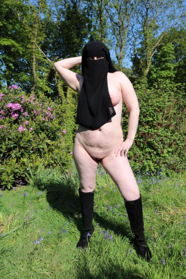 Free porn pics of British Muslim wife Niqab and Boots Naked Outdoors  8 of 48 pics