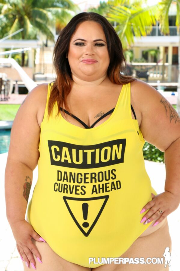 Free porn pics of Victoria Secret - yellow t-shirt dangerous curves 21 of 274 pics