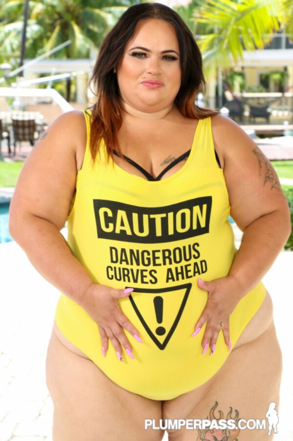 Free porn pics of Victoria Secret - yellow t-shirt dangerous curves 24 of 274 pics