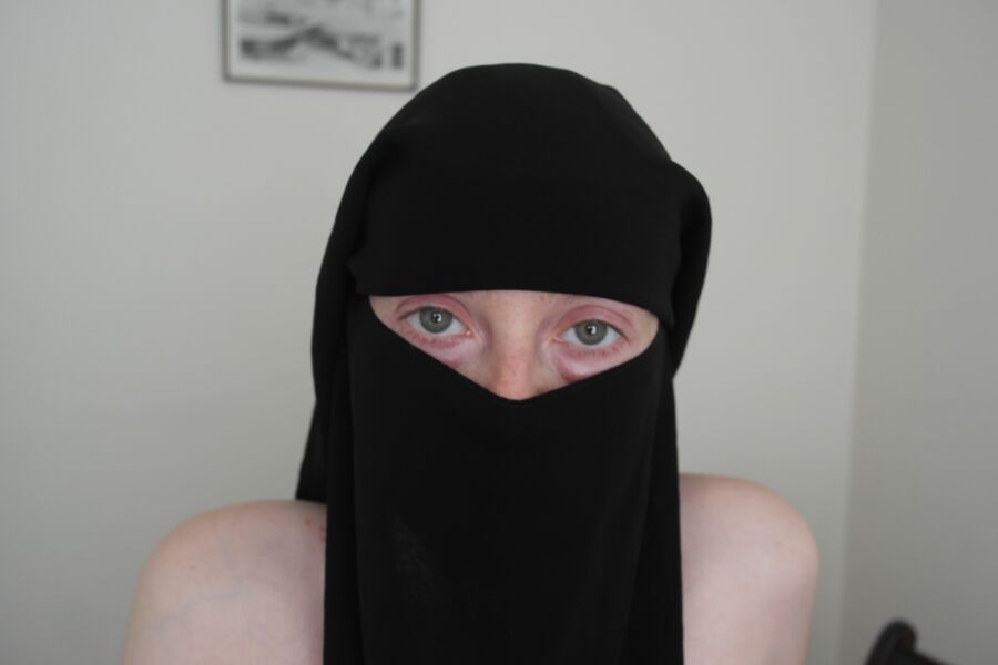 Free porn pics of  British girl Naked in Niqab 10 of 25 pics