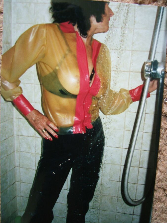 Free porn pics of Mistress wears latex in the shower 8 of 22 pics