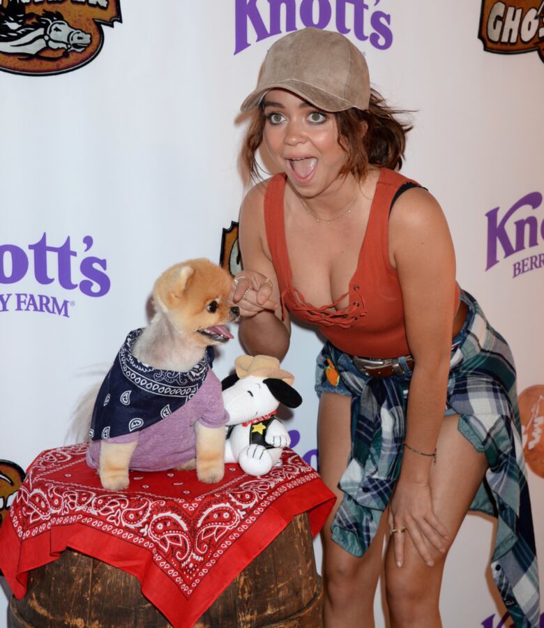 Free porn pics of Sarah Hyland 1 of 150 pics