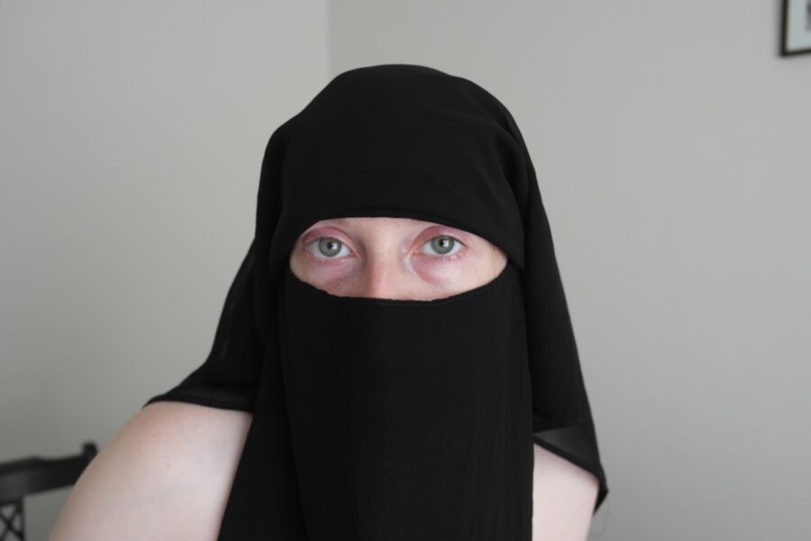 Free porn pics of  British girl Naked in Niqab 2 of 25 pics