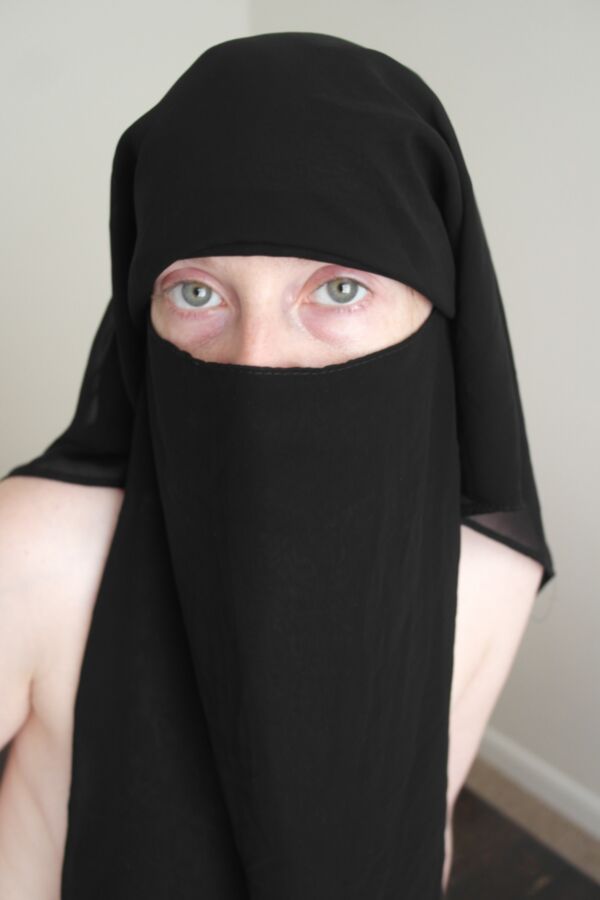 Free porn pics of  British girl Naked in Niqab 1 of 25 pics