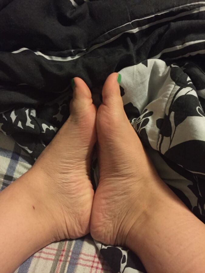 Free porn pics of My Wife, mostly her feet 8 of 44 pics