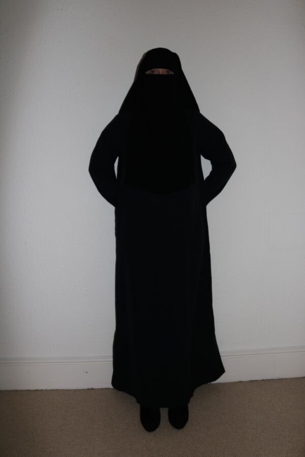Free porn pics of Muslim Burqa girl flashing suspenders 7 of 37 pics