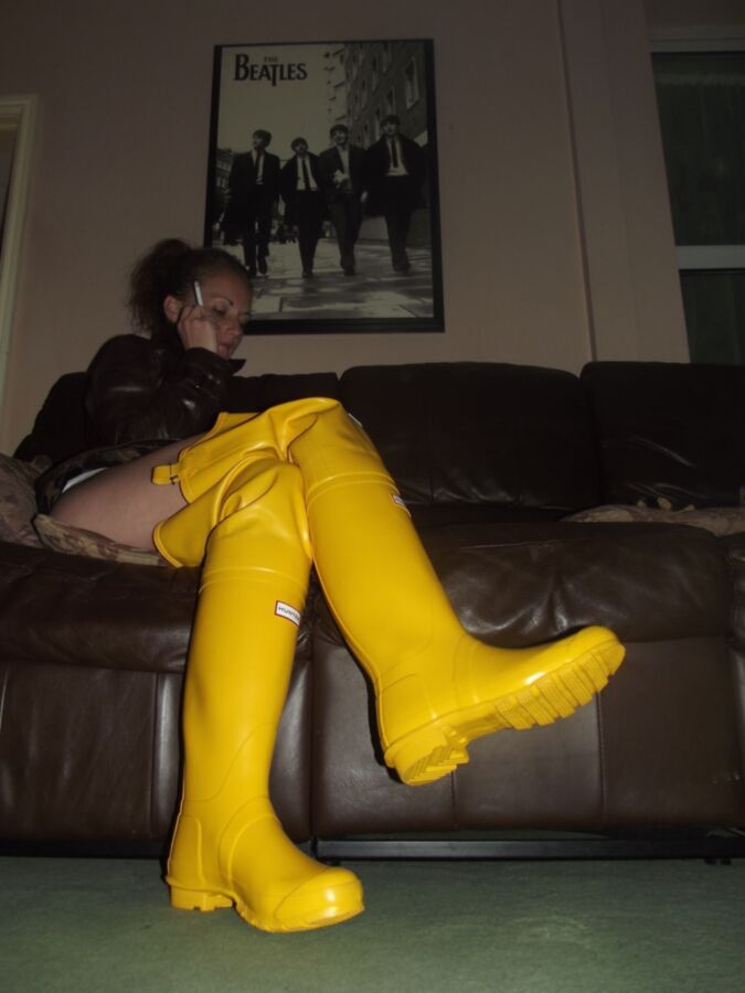 Free porn pics of Yellow rubber boots- Bottes de caoutchouc jaune 16 of 48 pics