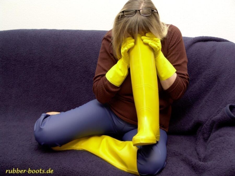 Free porn pics of Yellow rubber boots- Bottes de caoutchouc jaune 24 of 48 pics