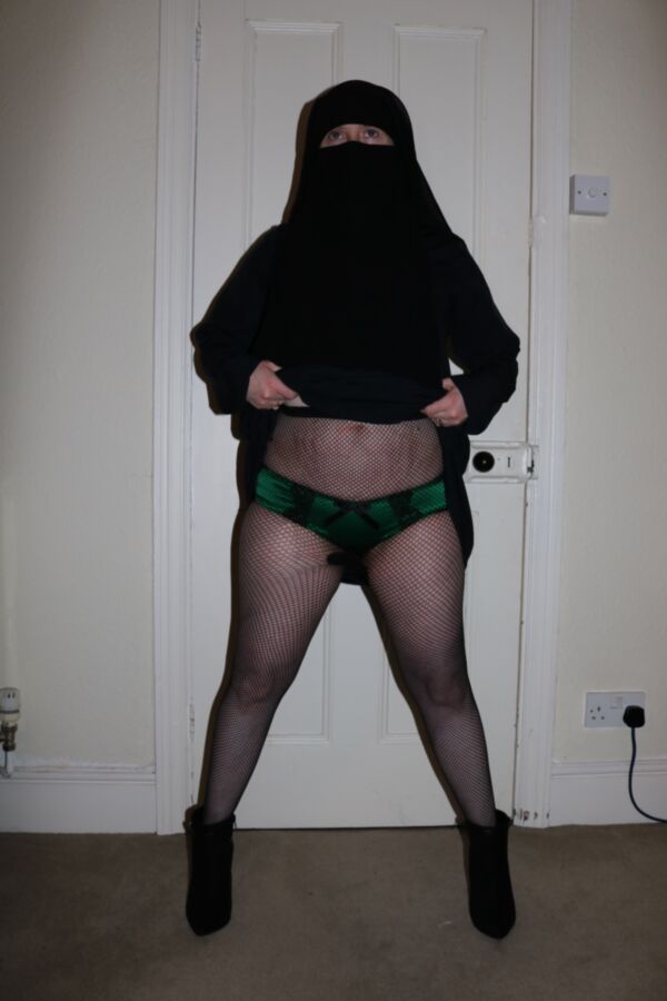 Free porn pics of Burqa Niqab Fishnet Pantyhose 9 of 41 pics