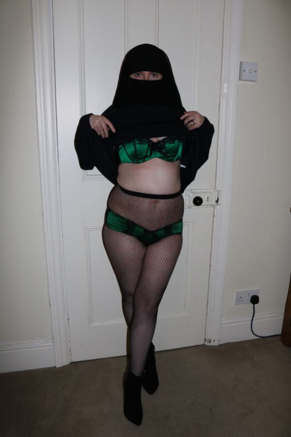 Free porn pics of Burqa Niqab Fishnet Pantyhose 1 of 41 pics