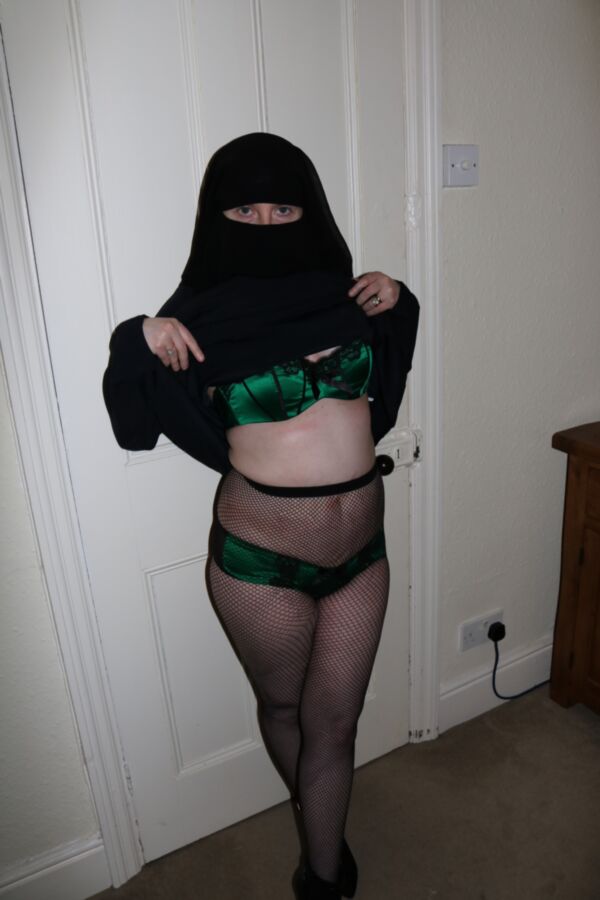 Free porn pics of Burqa Niqab Fishnet Pantyhose 5 of 41 pics