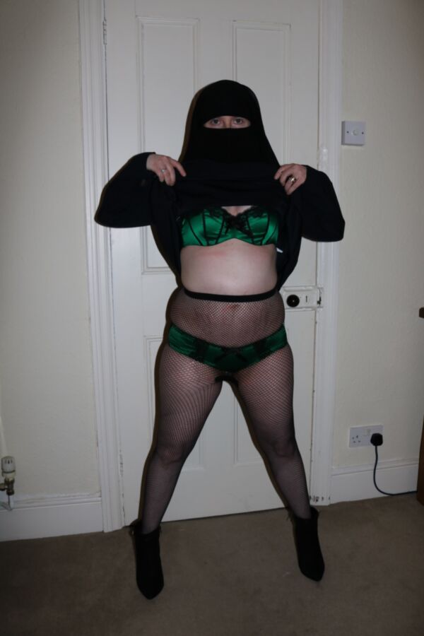 Free porn pics of Burqa Niqab Fishnet Pantyhose 6 of 41 pics