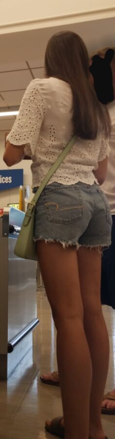 Free porn pics of Grocery store hotties 2 of 11 pics