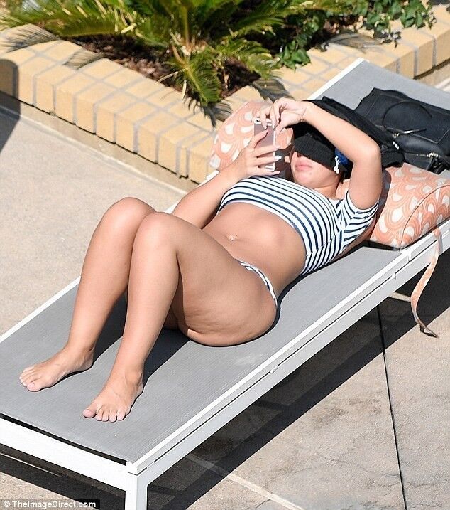 Free porn pics of Contribution - Holly Hagan has BUBBLE BUTT and sexy FEET 20 of 23 pics