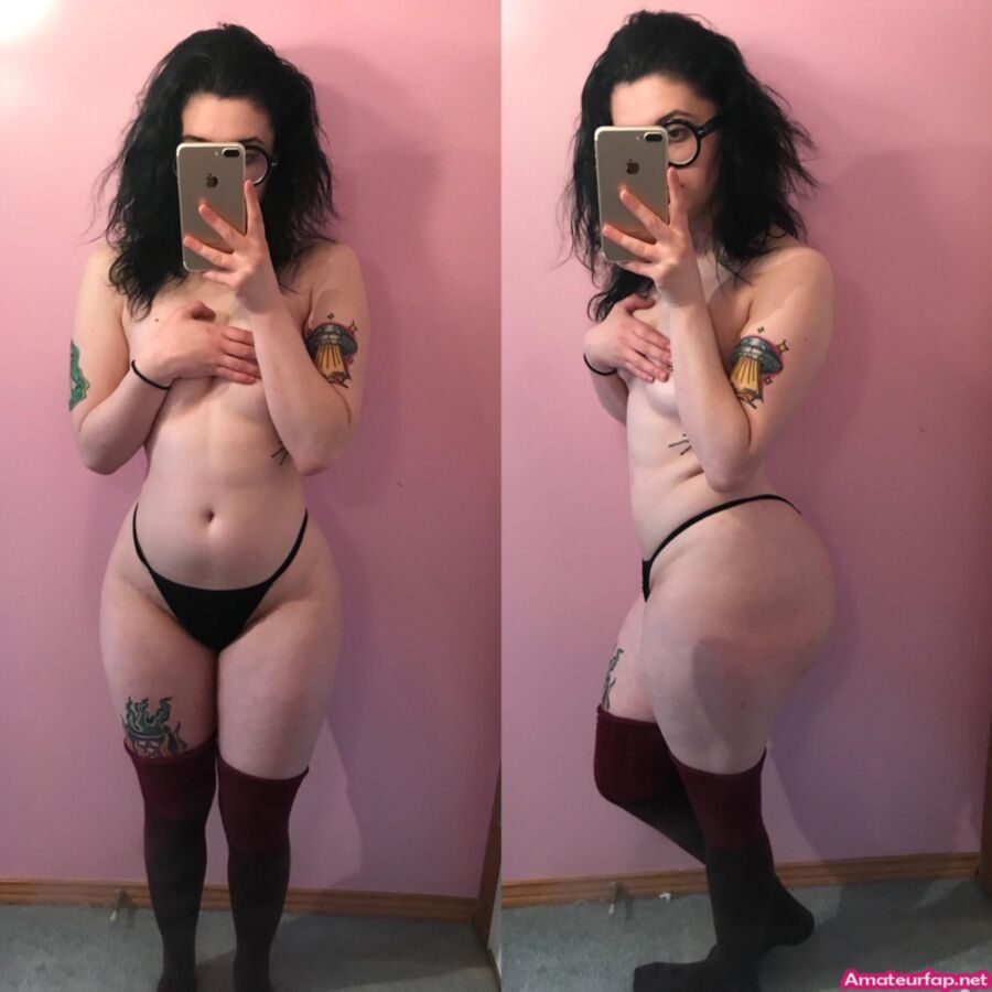 Very Hot Thick Gothic Girl Takes Nude Selfies – Teen Porn picture