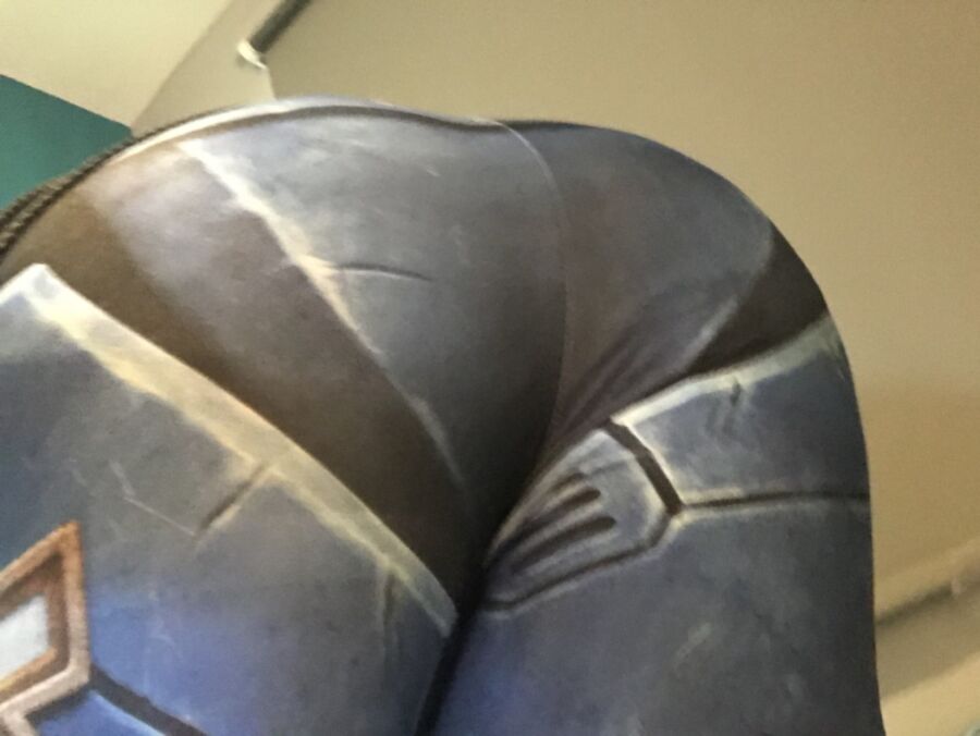 Free porn pics of Geeky leggings shake that booty 7 of 20 pics