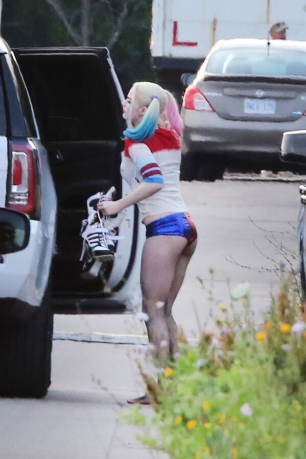 Free porn pics of Margot Robbie on set of Suicide Squad 13 of 14 pics