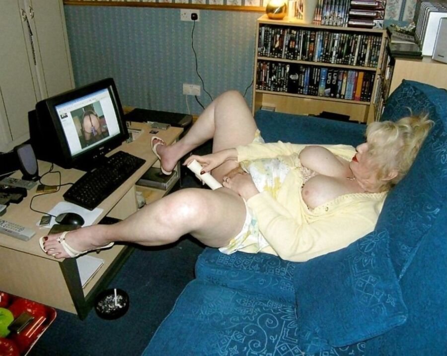Free porn pics of Women enjoying the web 3 of 29 pics