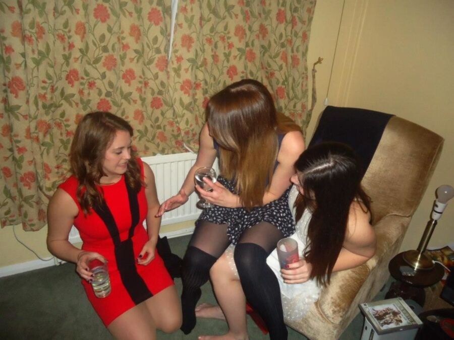 Free porn pics of Amy and her friends 2 of 12 pics