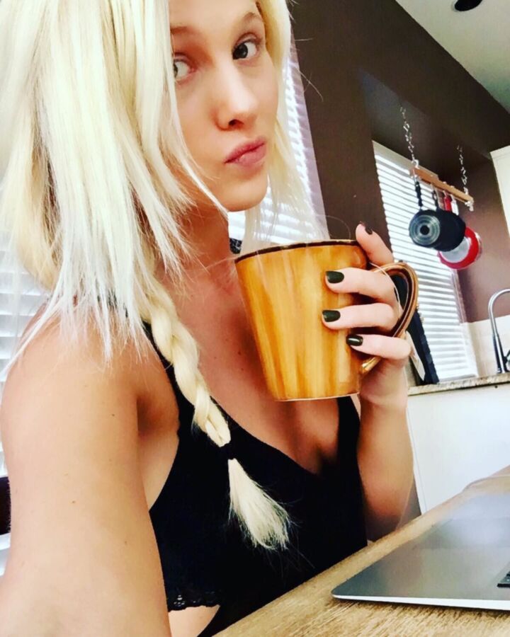 Free porn pics of stupid Tomi Lahren 12 of 14 pics