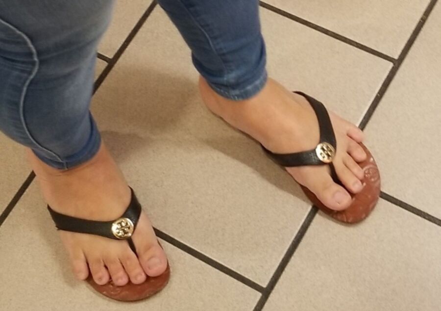 Free porn pics of Mature Asian cell phone lady feet 1 of 4 pics