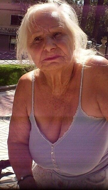 Free porn pics of Abuela de grandes ubres II 22 of 40 pics