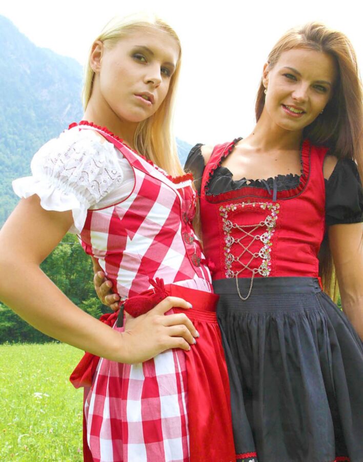 Free porn pics of Heidi und Bine zeigen stolz ihre hübschen jungen Scheiden 7 of 17 pics