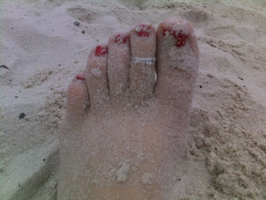 Free porn pics of Brittanys hot feet in the sand! 1 of 2 pics