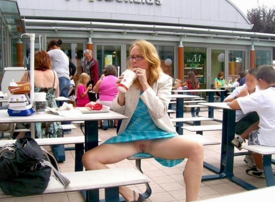 Studenten Taetowierte Upskirt Lutschen