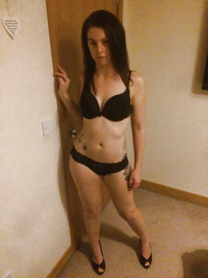Free porn pics of Sexy uk brunette slut  1 of 12 pics