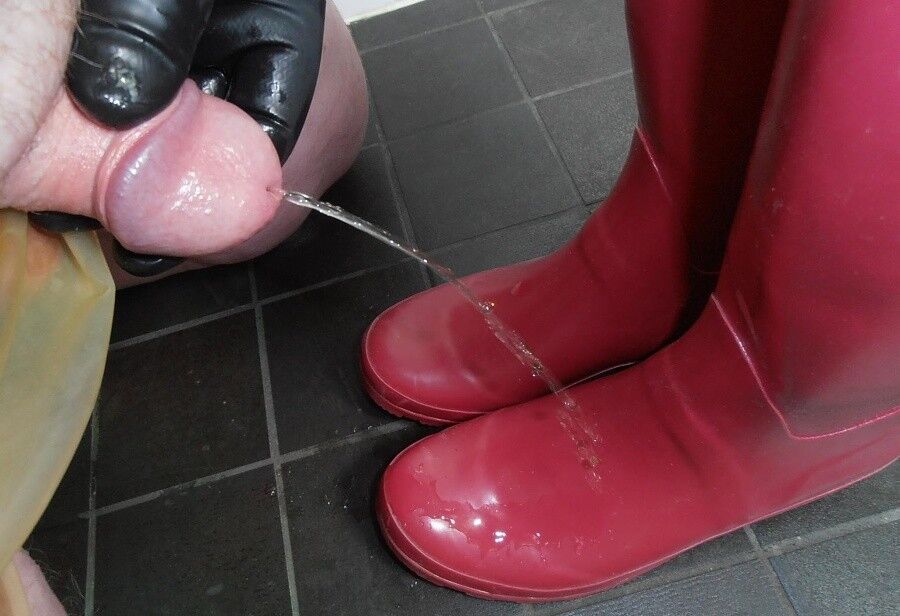 Free porn pics of He cumming on rubberboots 12 of 16 pics